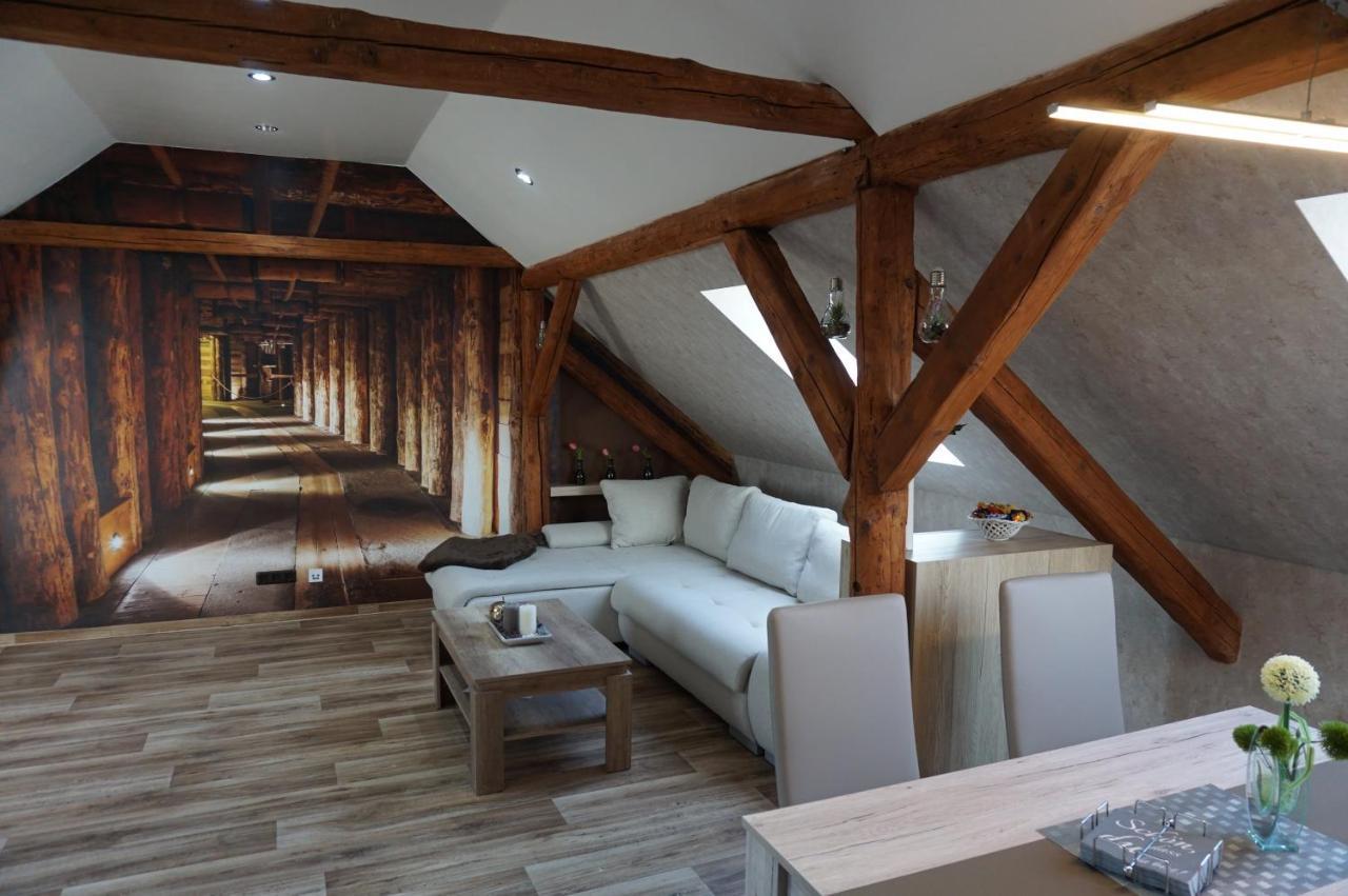 Aussergewoehnliche Dachgeschosswohnung 코니그스루터암엘름 외부 사진