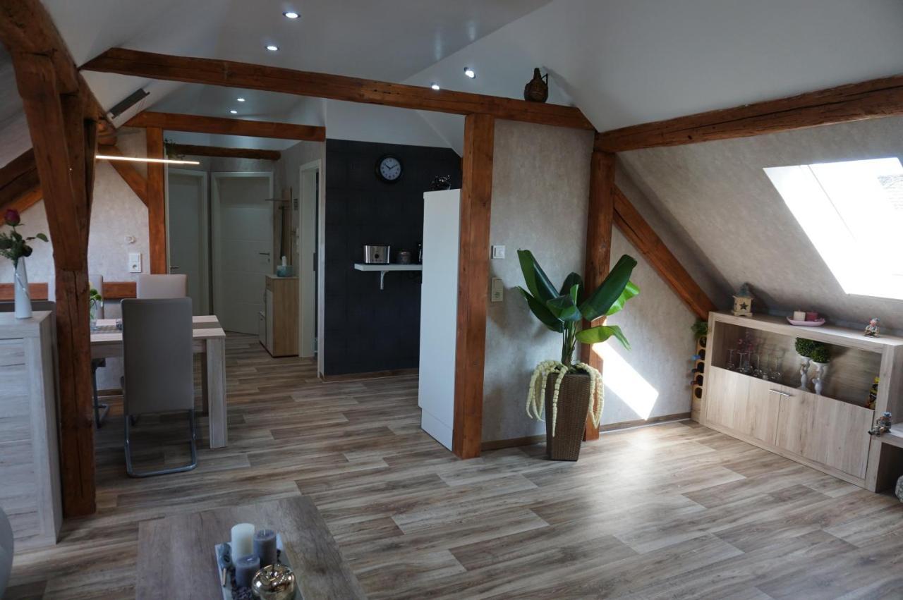 Aussergewoehnliche Dachgeschosswohnung 코니그스루터암엘름 외부 사진
